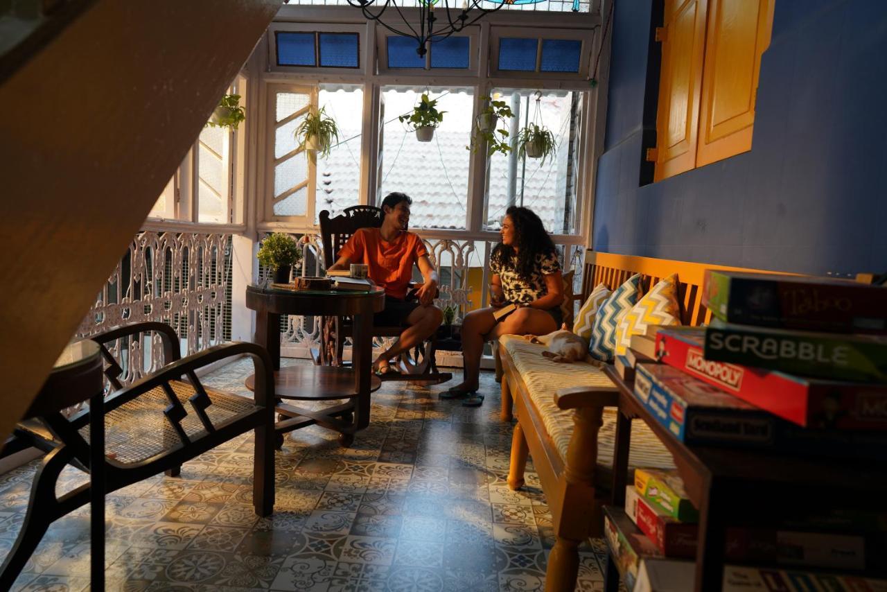 Gosolo Stays Bandra Hostel Mumbai Exterior photo